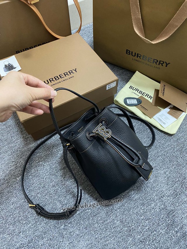 Burberry專櫃最新款迷你18cm水桶包 巴寶莉TB專屬標識鎖扣包系列抽繩肩背女包 yxb1489